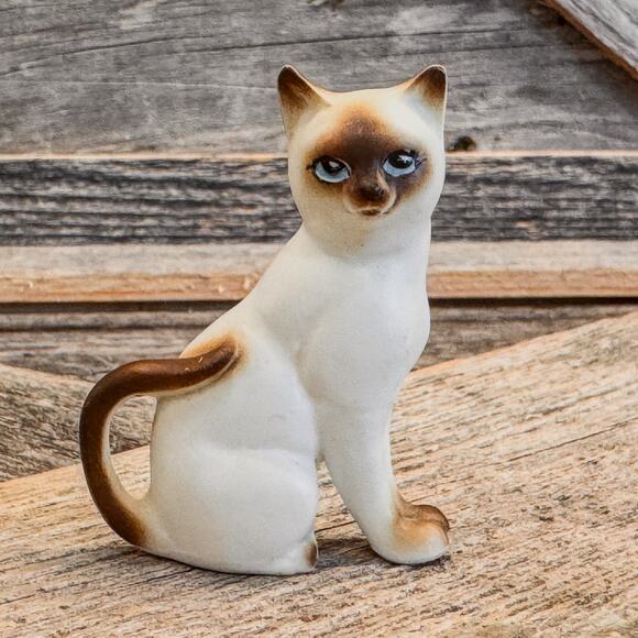 Most Adorable Collection of 9 - Vintage Miniature Cat and Kitten Figurines - Picture 3 of 10